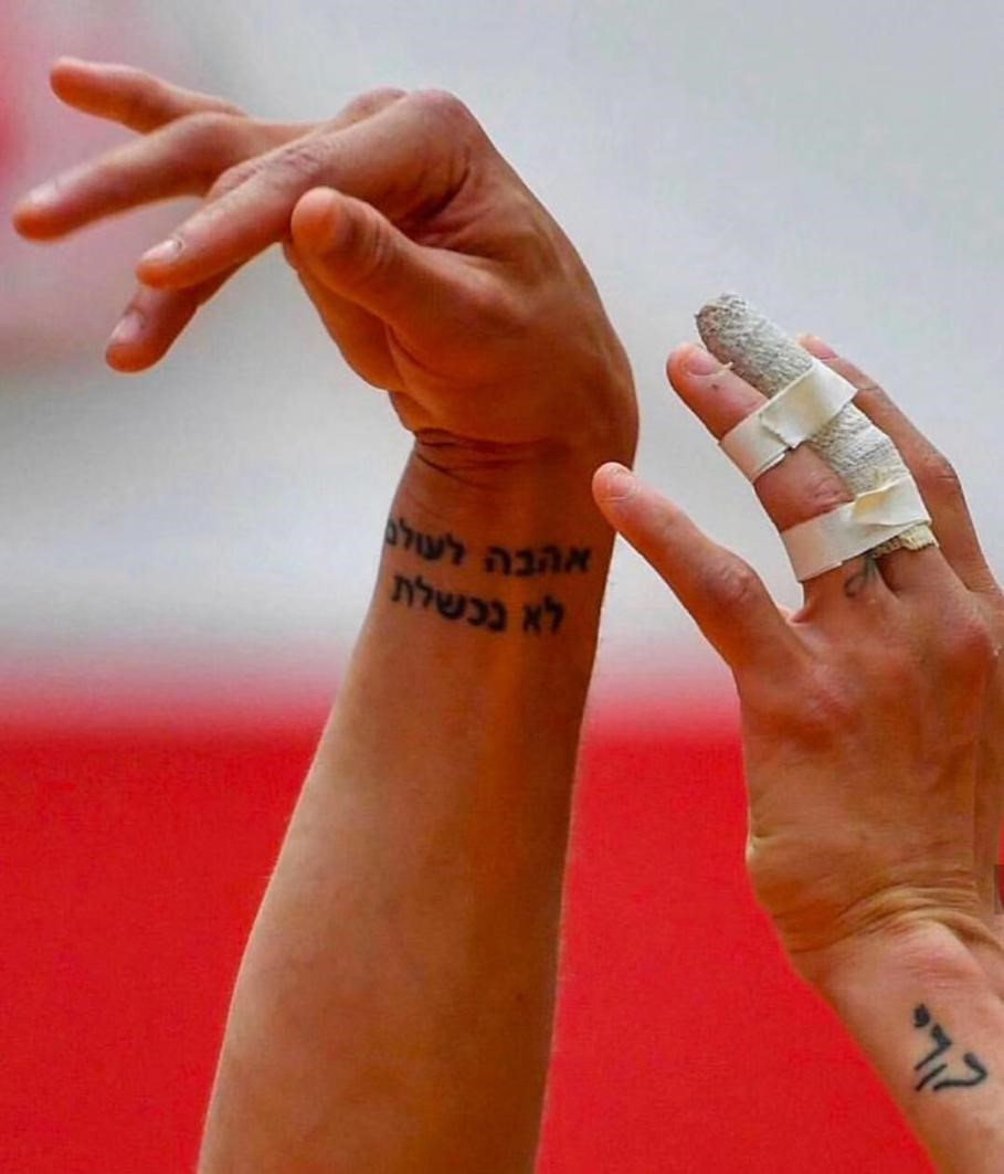 比起本日所谓的上空篮不进扣篮不进,更要命的是库里由于手指脱臼的