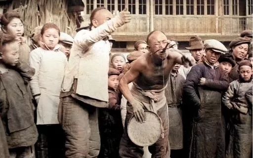 清朝彩色老照片,两头驴驮着轿子,街头卖艺的正在表演吞剑