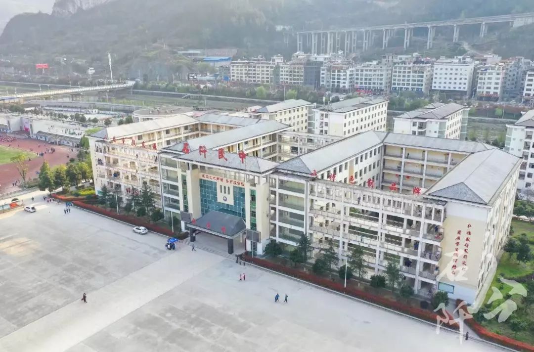 石阡县第三高级中学鲁炫以总分716分位列贵州省文科最高分