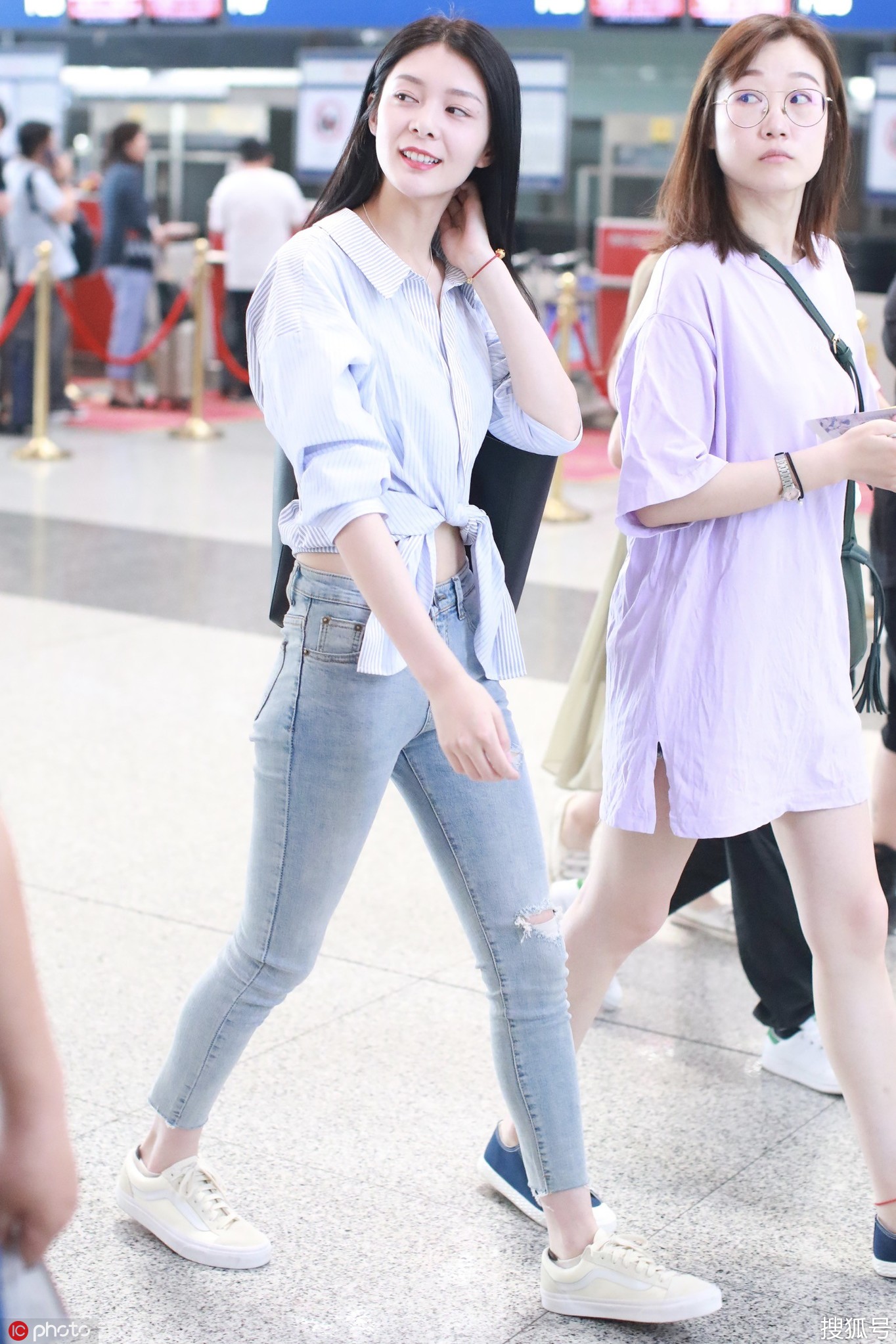 傅菁也是一位神仙小姐姐腿长腰细笑起来超甜