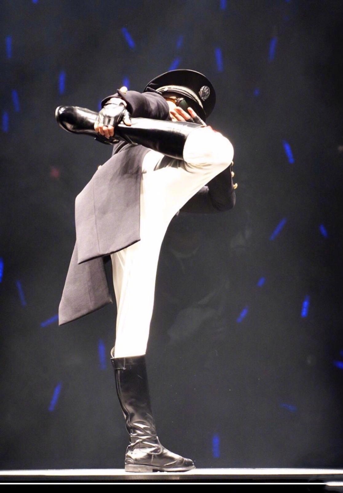 郭富城做出了《浪漫樱花》中最具经典代表性的结尾动作,单腿立加扳腿