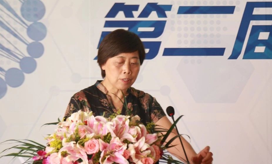 吴玉梅授课专家吴令英教授结合病例,为大家介绍了妇科恶性肿瘤腹腔镜