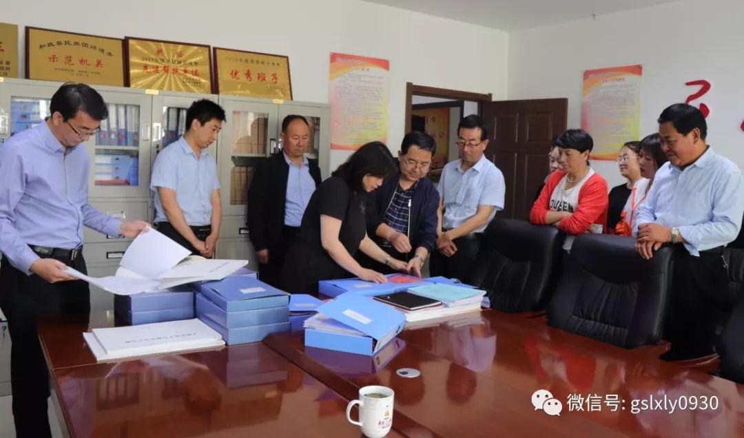 广旅局负责人的陪同下,深入到积石山县博物馆,和政古动物化石博物馆