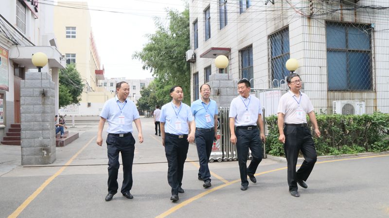 宋春华巡视2019年中考考试工作
