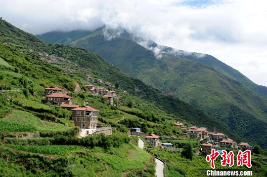 黑水县芦花镇日多村村貌.