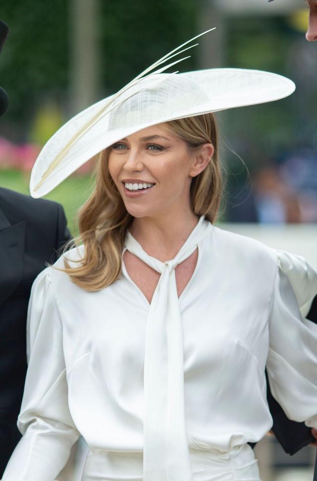阿比·克兰茜(abbey clancy)参加在皇家阿斯科特举行的女士节_白色