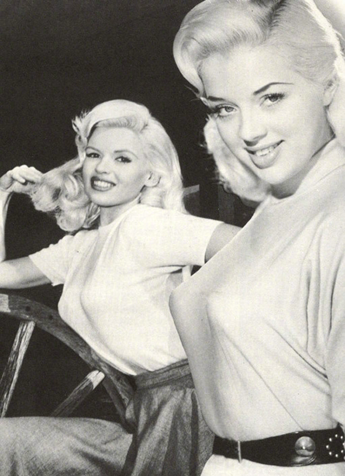 50年代流行于美国的"子弹头胸衣",如今恐怕没多少人敢穿了_玛丽莲