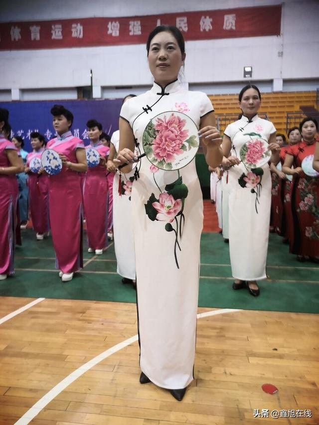 艺术团旗袍队领队～邢漨珍 领头队员～韩丽芬沁阳市金花旗袍队领队