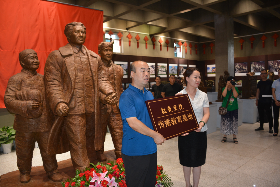 市委常委,宣传部长李朝旗表示,宿青平红色雕塑作品紧扣"不忘初心,牢记