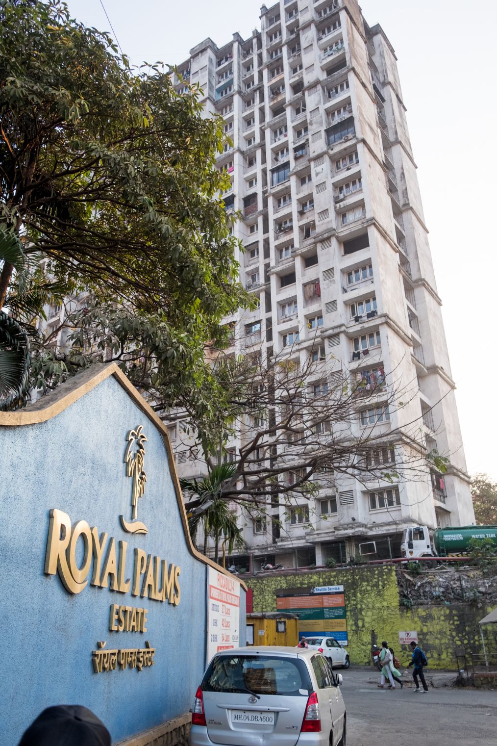 印度孟买实拍高档小区24小时有安保低档小区破乱不堪脏乱差