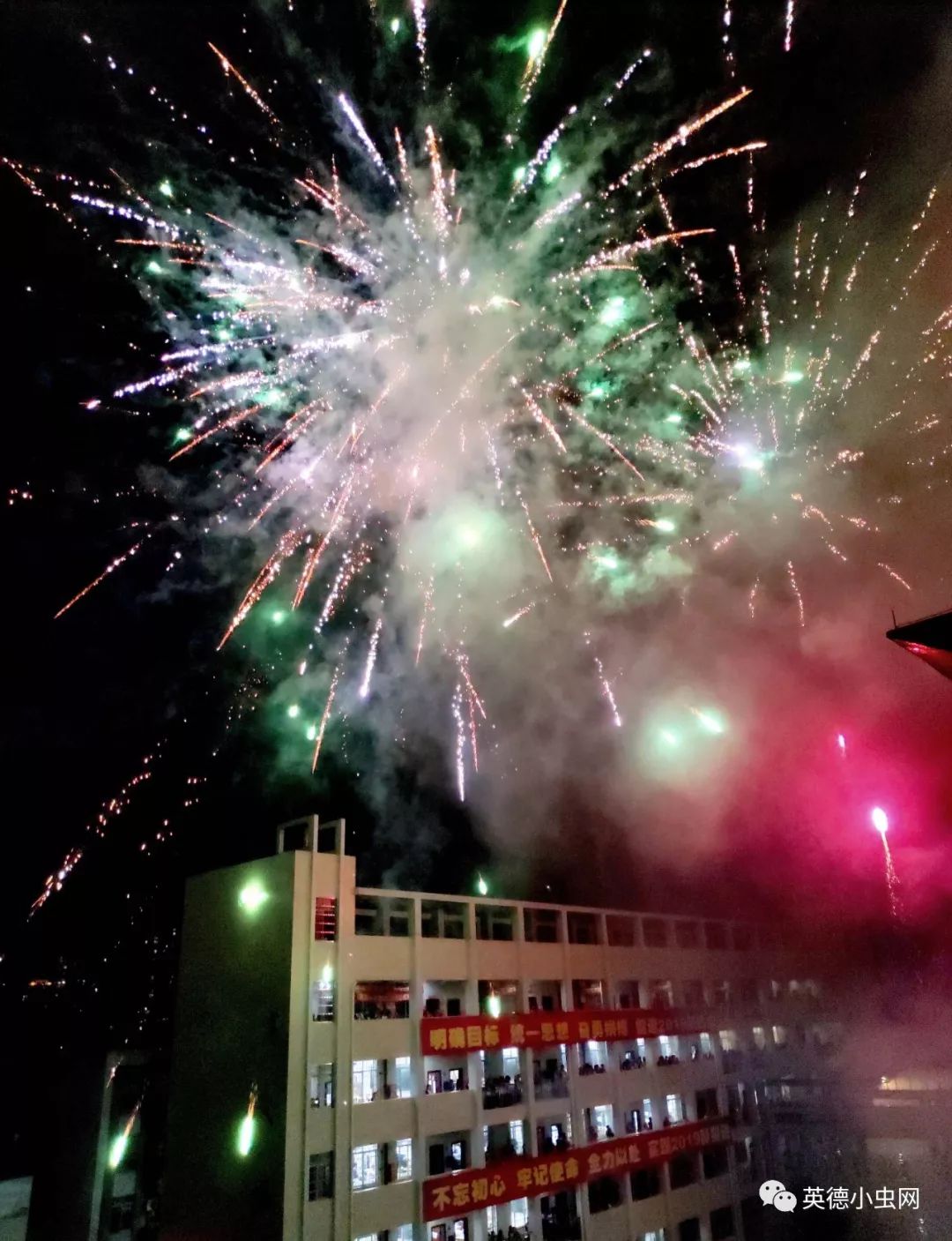 辛勤付出的老师和家长们据了解在2019年的高考中英德市第二中学怎么