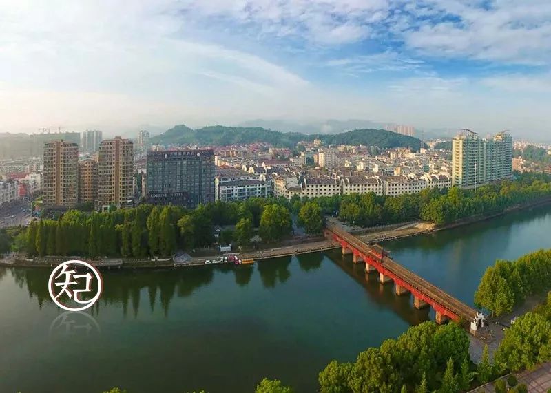 熟溪廊桥位于武义县城中心,横跨熟溪河,通济南北,气势宏伟,设计巧妙