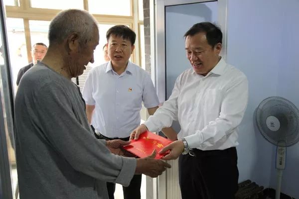 关注|潍坊市领导来我市看望慰问困难党员和建国前老党员|卞汉林看望