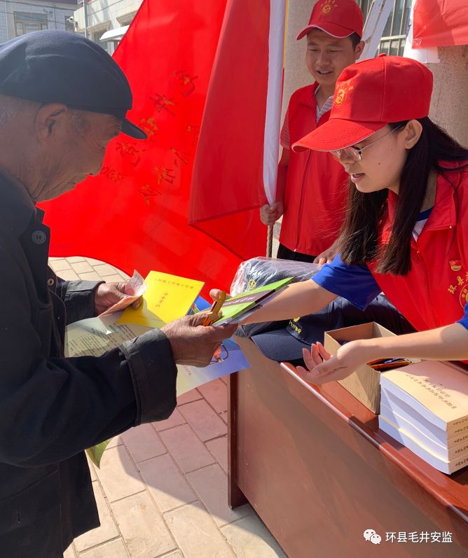 新时代文明实践所志愿服务中队志愿者扎实开展安全生产月政策宣传活动