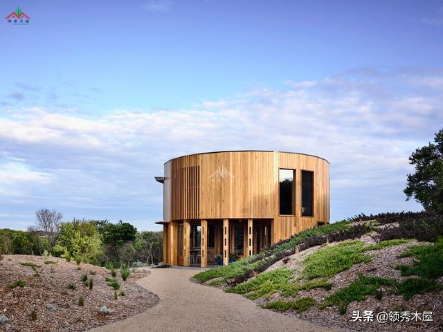 值得一看的特色个性化的圆形双层度假小木屋