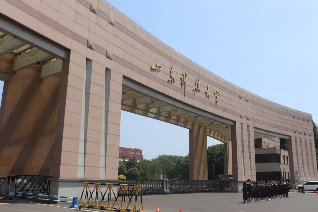 校门中的亲切感惟真求新的意义连石柱上的纹路也想再好好看看不知不觉