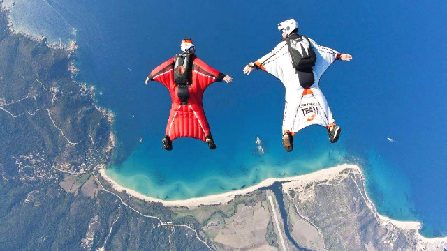 穿滑翔衣飞过活火山是一种怎样的体验