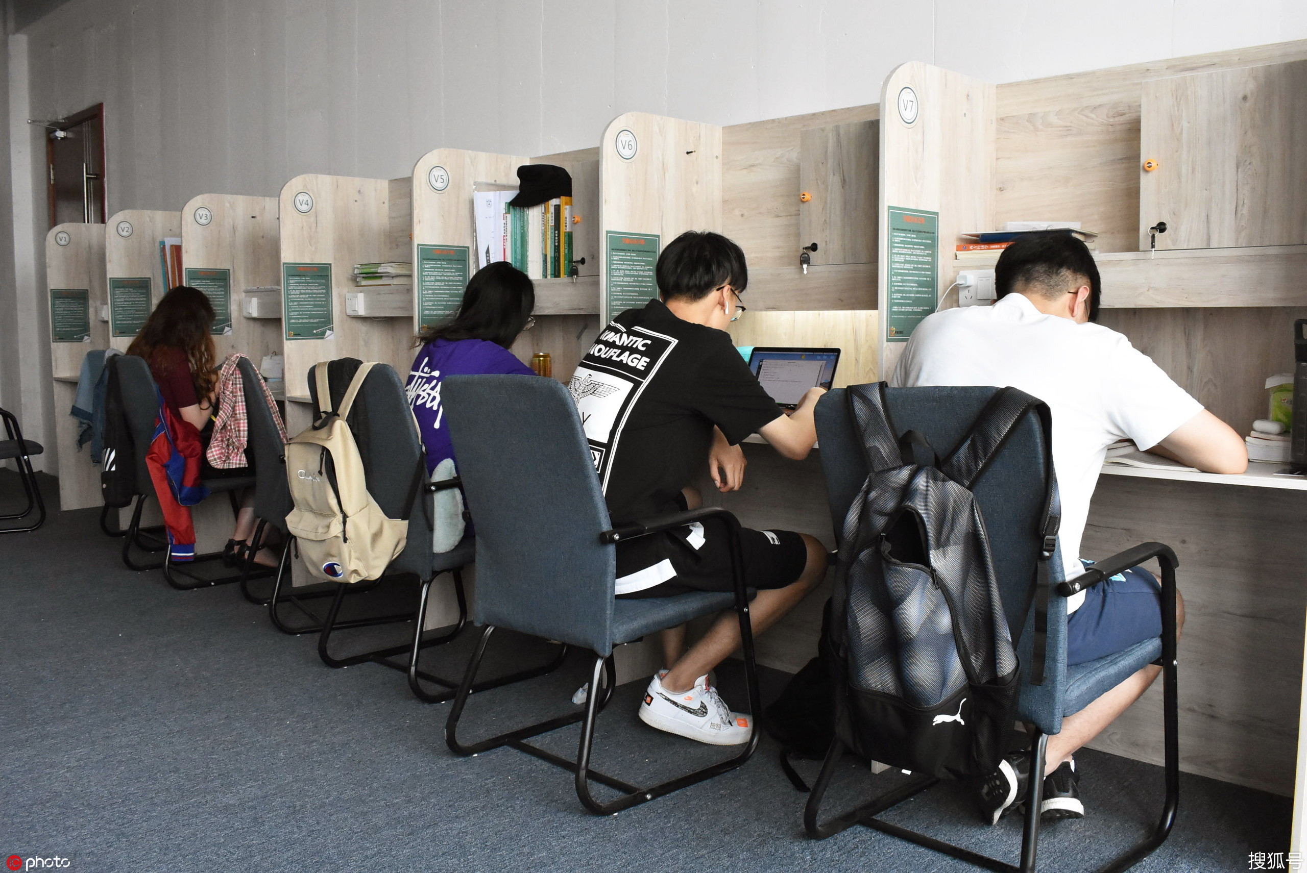 为了一张安静的书桌 郑州90后小伙创办共享自习室-搜狐大视野-搜狐新闻