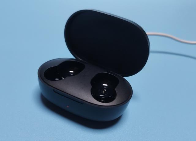 redmi airdots真无线蓝牙耳机电池为40mah,满电状态