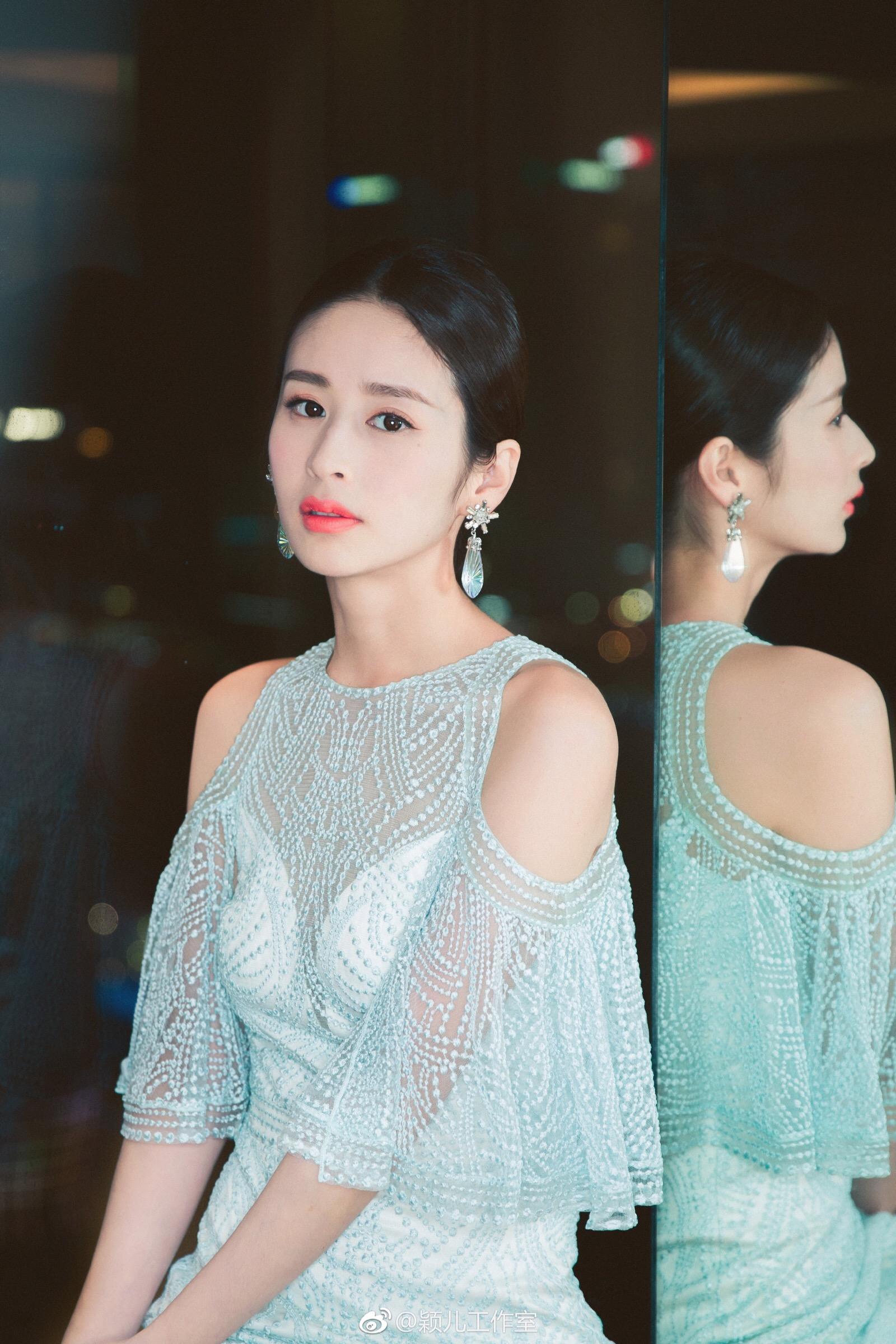 颖儿素颜现身机场皮肤水嫩白皙,穿杨幂同款热裤夺人眼球!