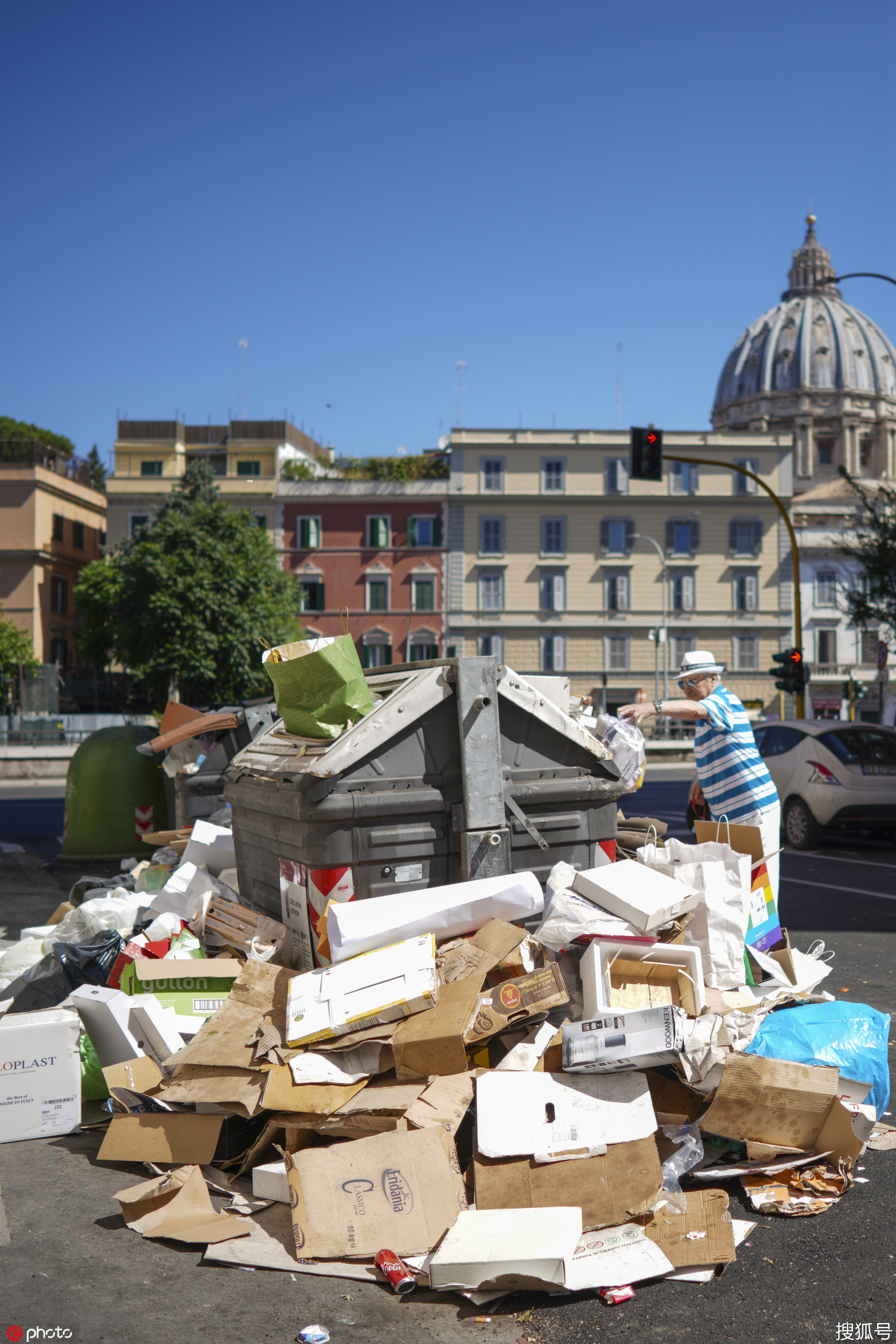 意大利罗马街头垃圾满溢 高温或加剧“垃圾危机”搜狐大视野搜狐新闻