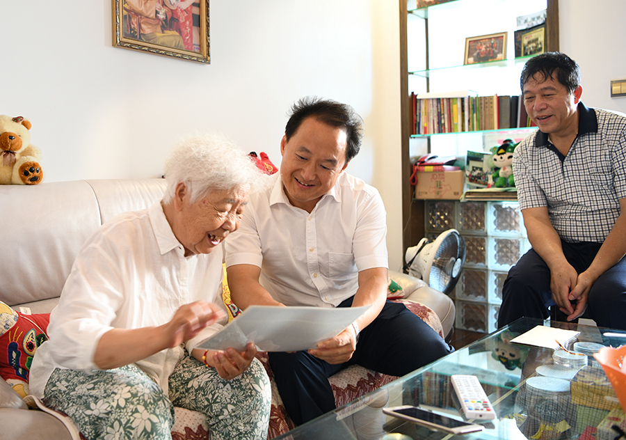 区委书记卢斌看望慰问老党员罗芳英走访中,卢斌要求街道,社区党组织要