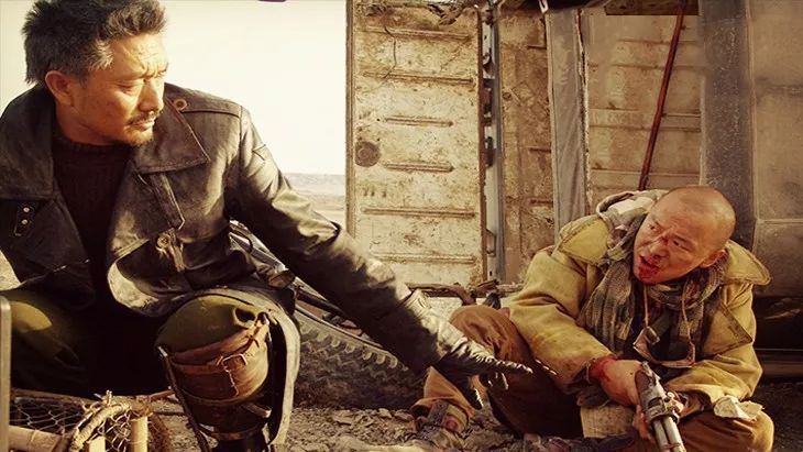 本片主要讲述了一枚玉石戒指引发了克拉玛依魔鬼城内各方势力的争逐