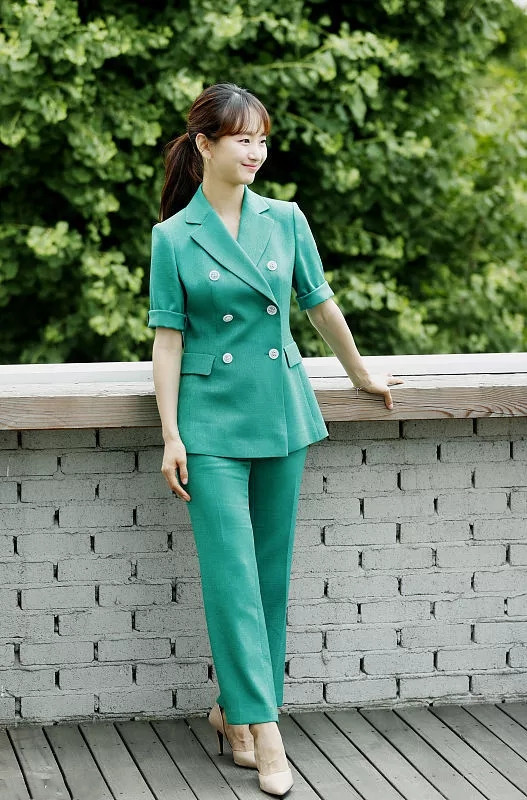 在下装方面,元真雅穿着的是一条和小西装外套配套