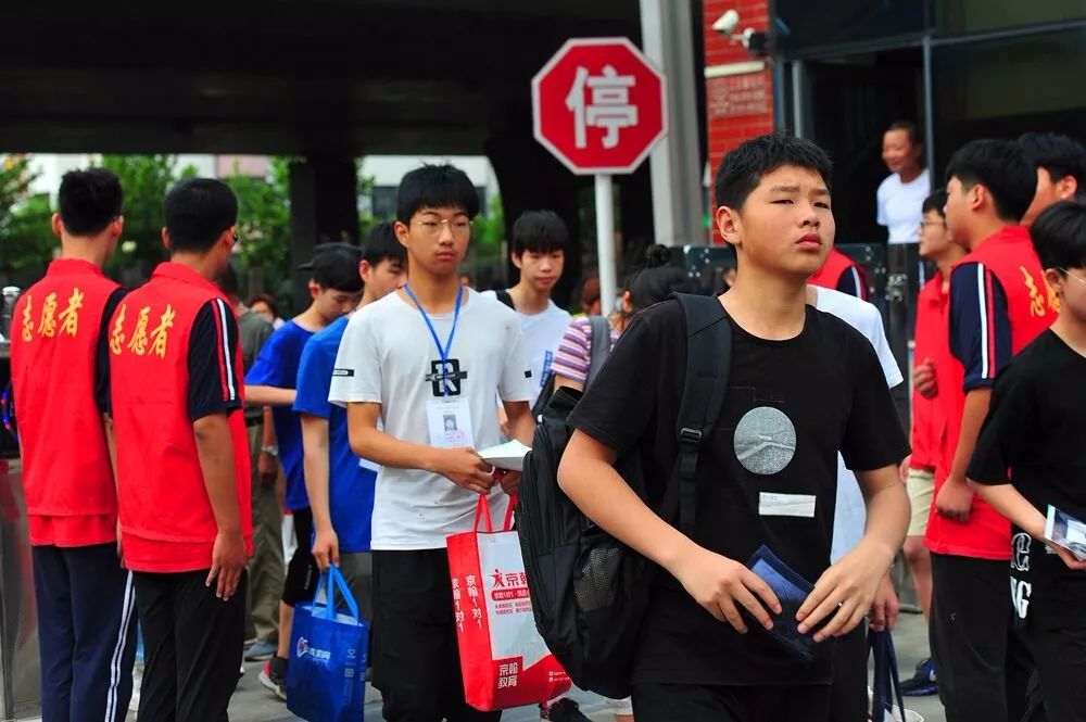 高清大图直击郑州中招考试首日少年们加油