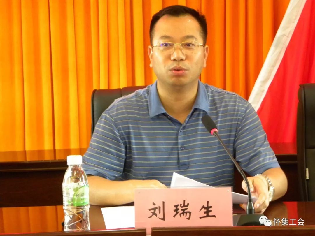 会上,镇党委书记刘瑞生传达了县禁毒工作会议精神并对下一步全民禁毒