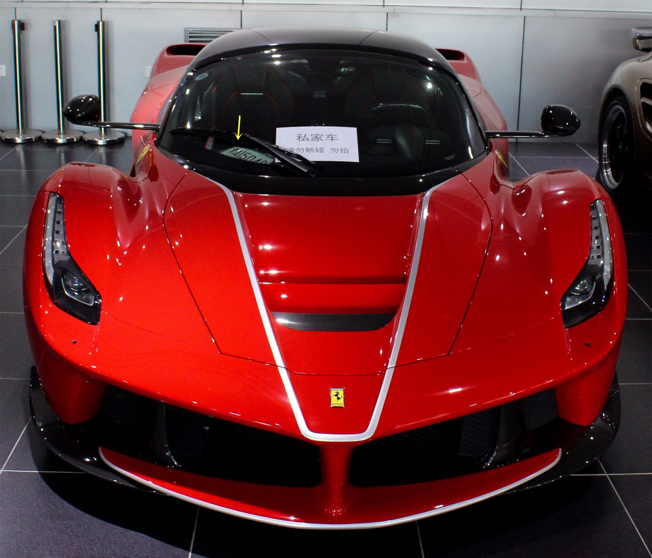 东北唯一敞篷拉法出过婚车摆放在展厅还要给它贴告示