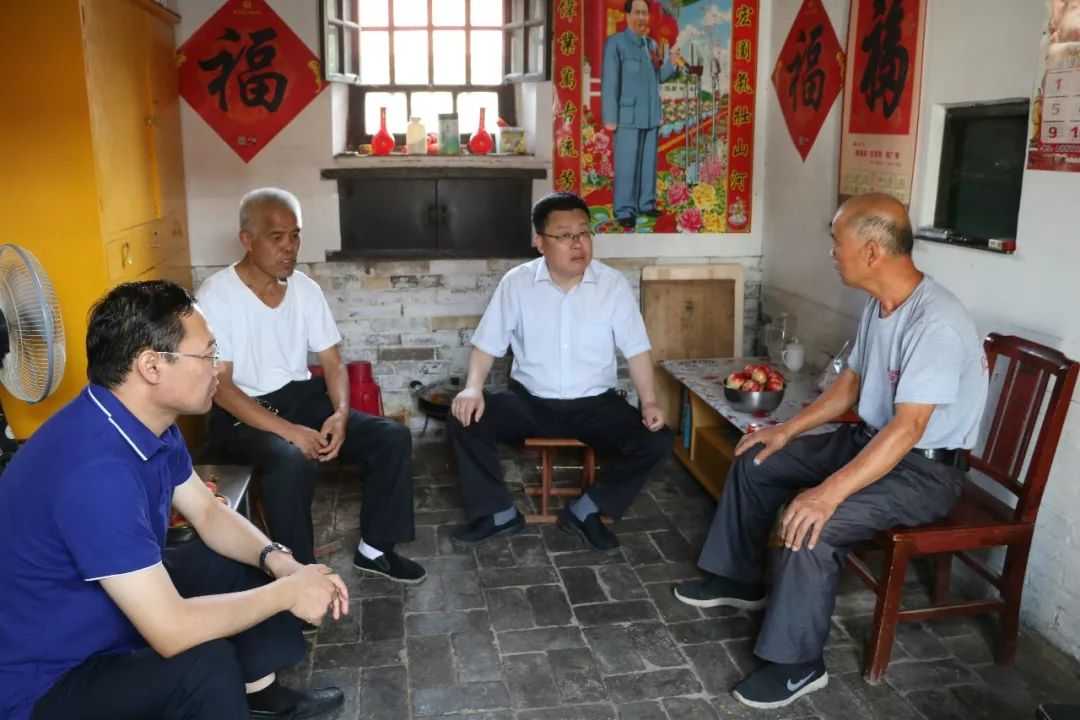 市领导吴广兴到台头镇走访慰问建国前老党员和困难党员