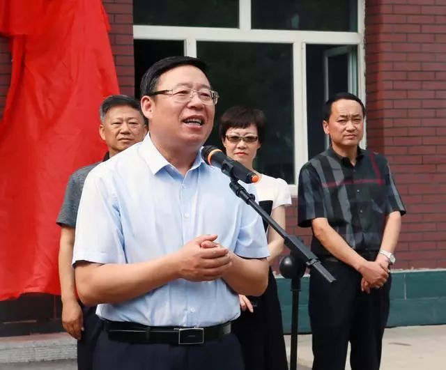 吉林日报社社长张育新,长春市双阳区区长马国成为基地揭牌.