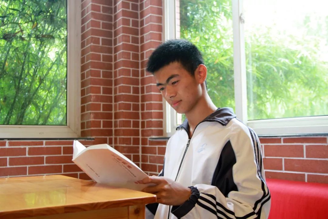 三年前,我从杭州主城区考入余二高,学校浓厚的学习氛围和优雅的人文