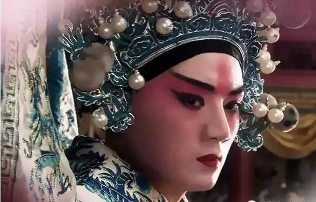 进入演艺圈后,《苍穹之昴》中的春儿和《百花深处》中的刘名宣等与