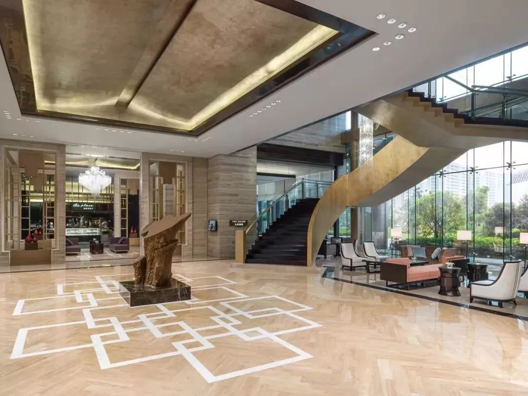 8992晚暑期抄底价口碑48分睡进朗廷旗下英伦风酒店客房俯瞰半座海 