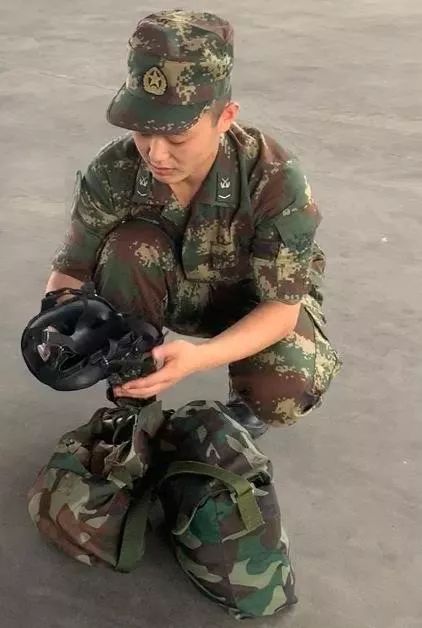 女记者体验穿着火箭军防护服差点没憋晕