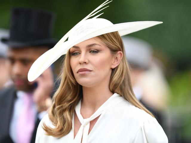 阿比·克兰茜(abbey clancy)参加在皇家阿斯科特举行的女士节_白色
