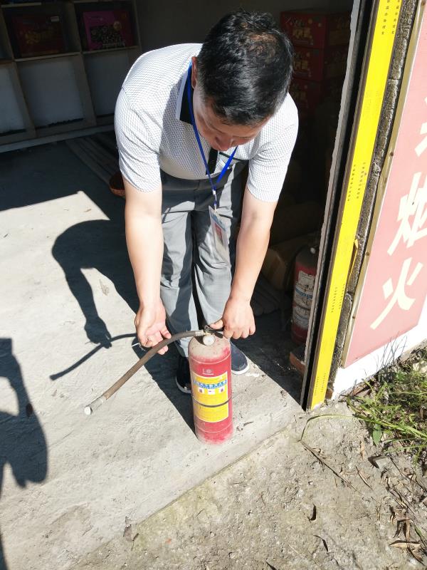 三江鎮奉曉傑煙花爆竹專賣店安全隱患曝光