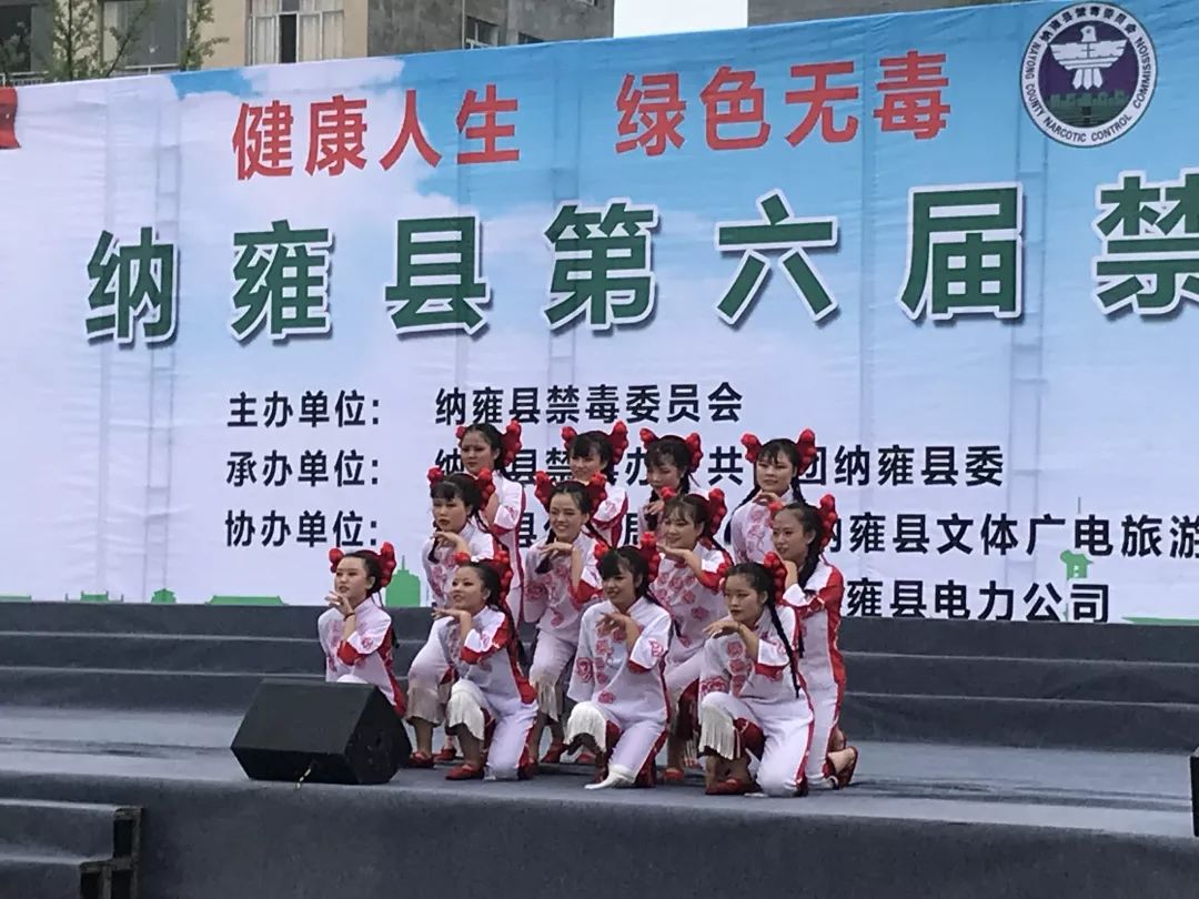 禁毒知识有奖竞答,组织志愿者发放禁毒宣传单,悬挂宣传标语,横幅等