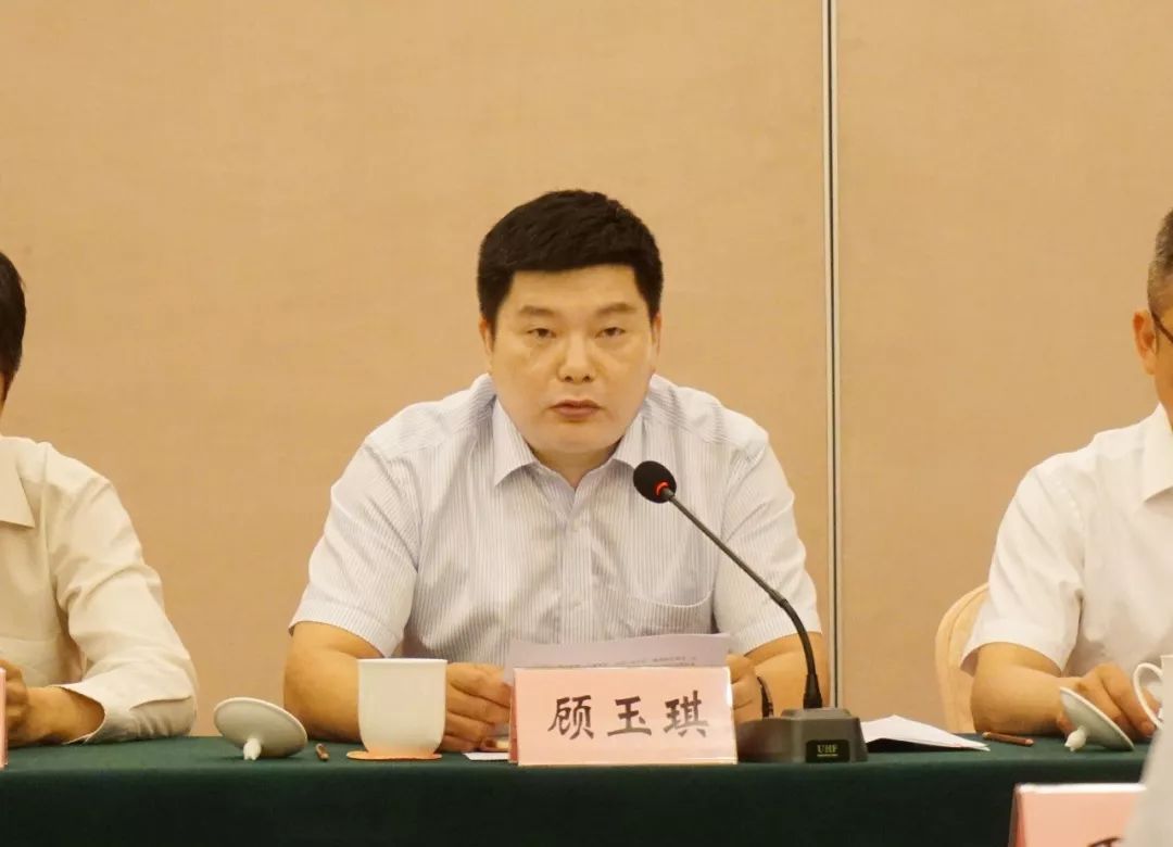 顾玉琪代表开发区党工委,管委会作表态发言:一要深化思想认识,提高