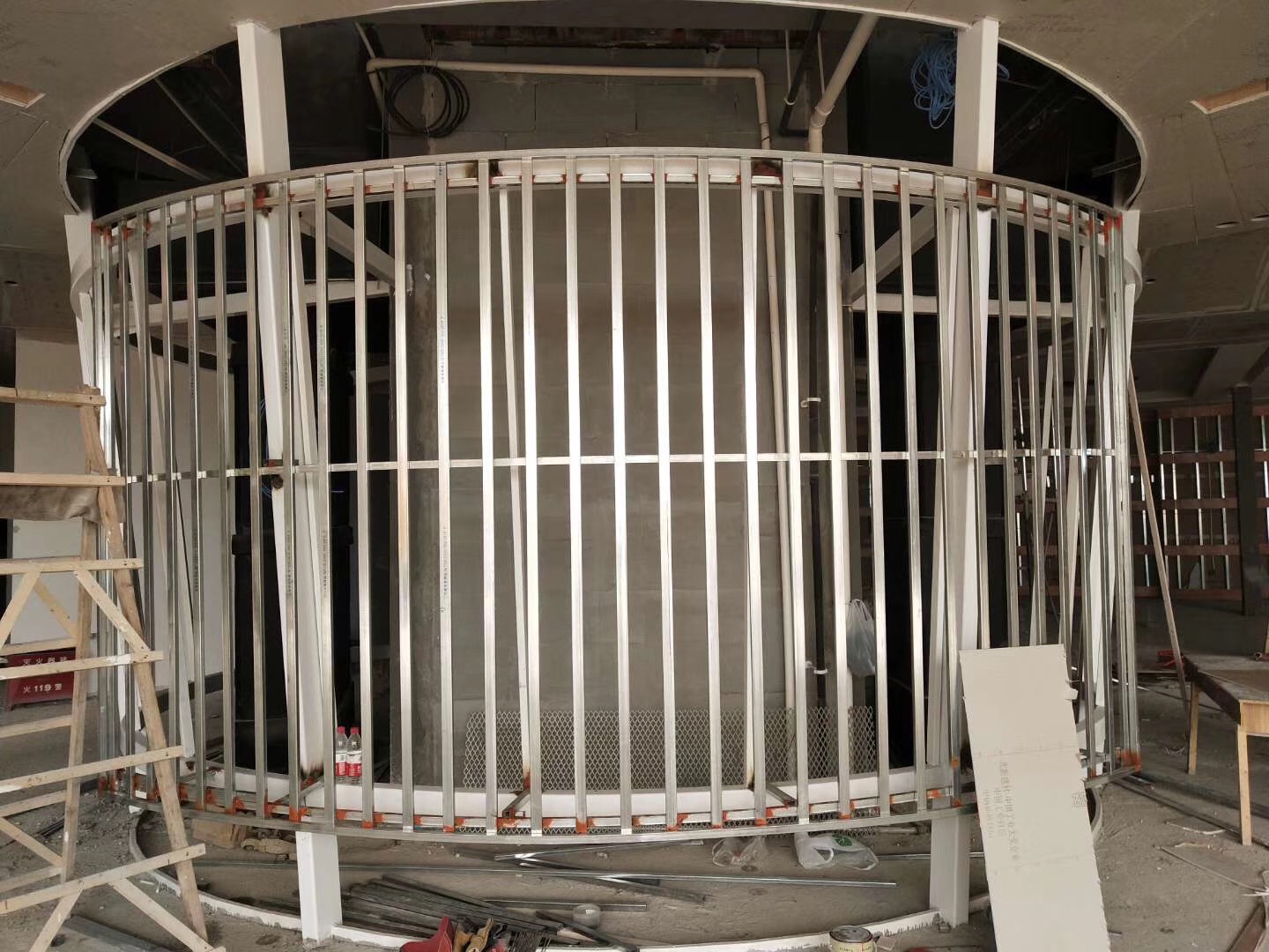 维也纳国际酒店大堂室内弧形led显示屏-金合光电