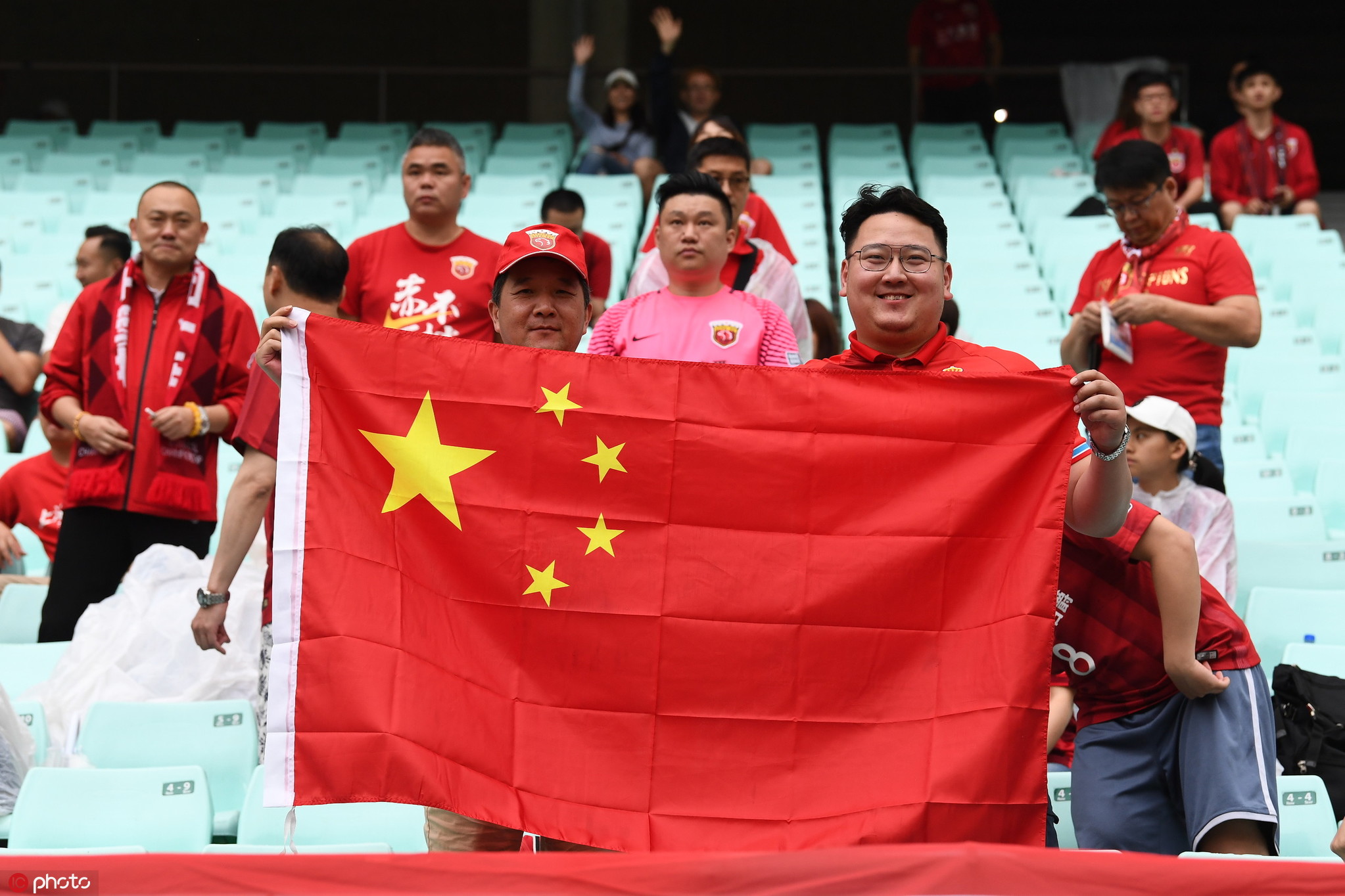 全北现代vs上海上港上港球迷看台助威挥舞国旗