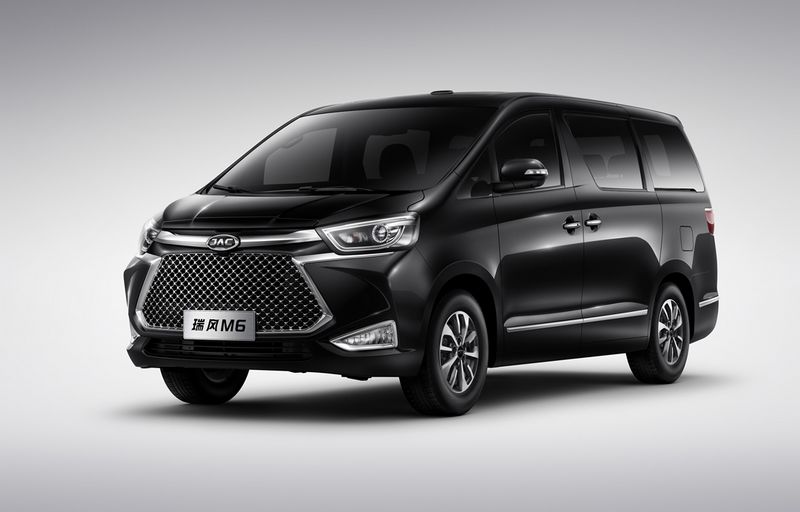 外观方面,新款江淮瑞风m6外形依然延续在售车型的设计思路,前脸造型