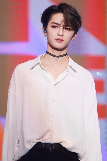 来夸夸我们优秀的代言人朱正廷携手完美日记小黑钻唇膏登顶口红热度榜