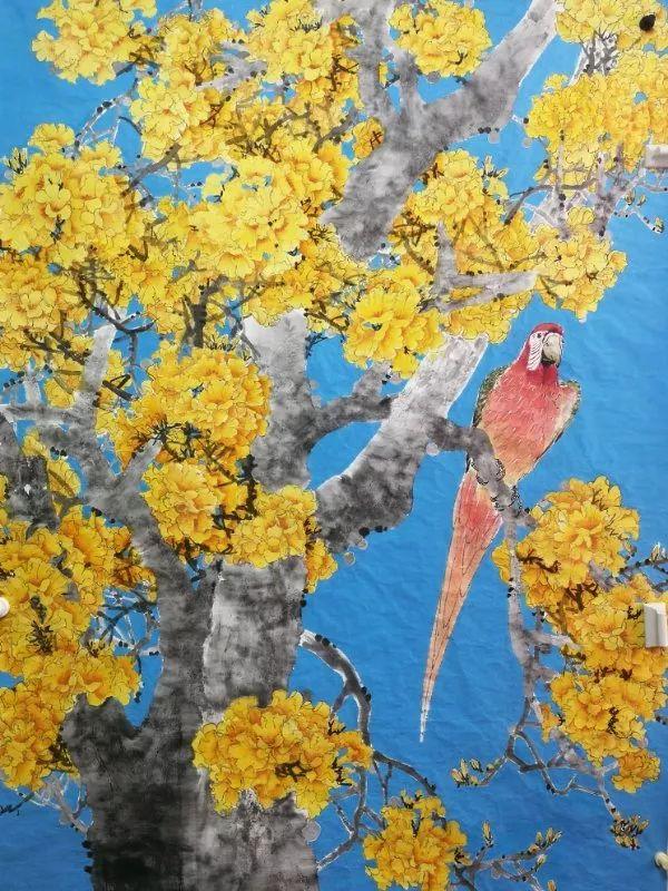 用国画的画法,无法表现黄花风铃花团锦簇的效果黄信仪又去请教羊城九