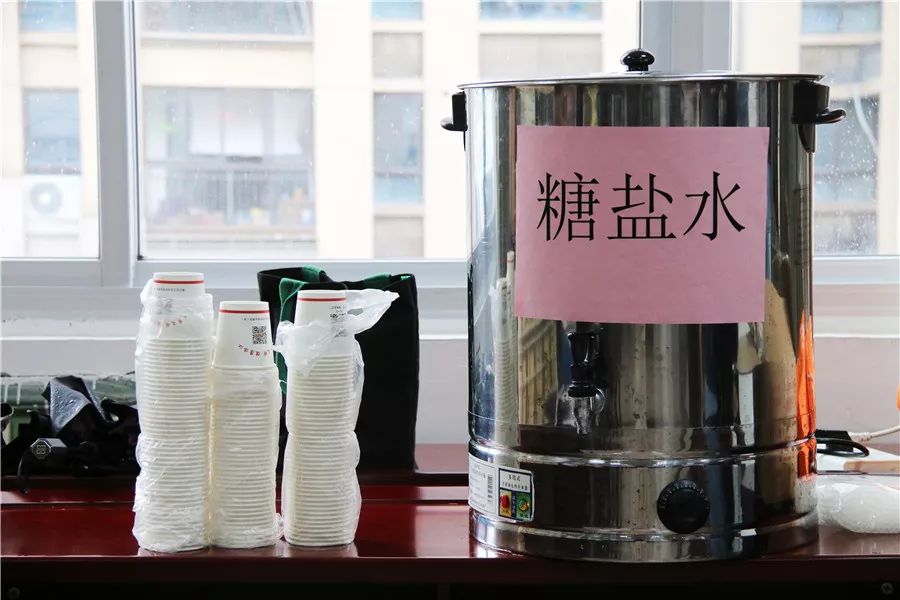 适的情况发生,主办方还为前来献血的干部职工精心准备了矿泉水,糖盐水