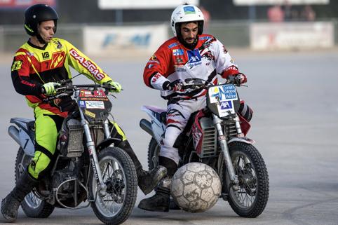 motoball告诉你骑摩托车也能踢足球