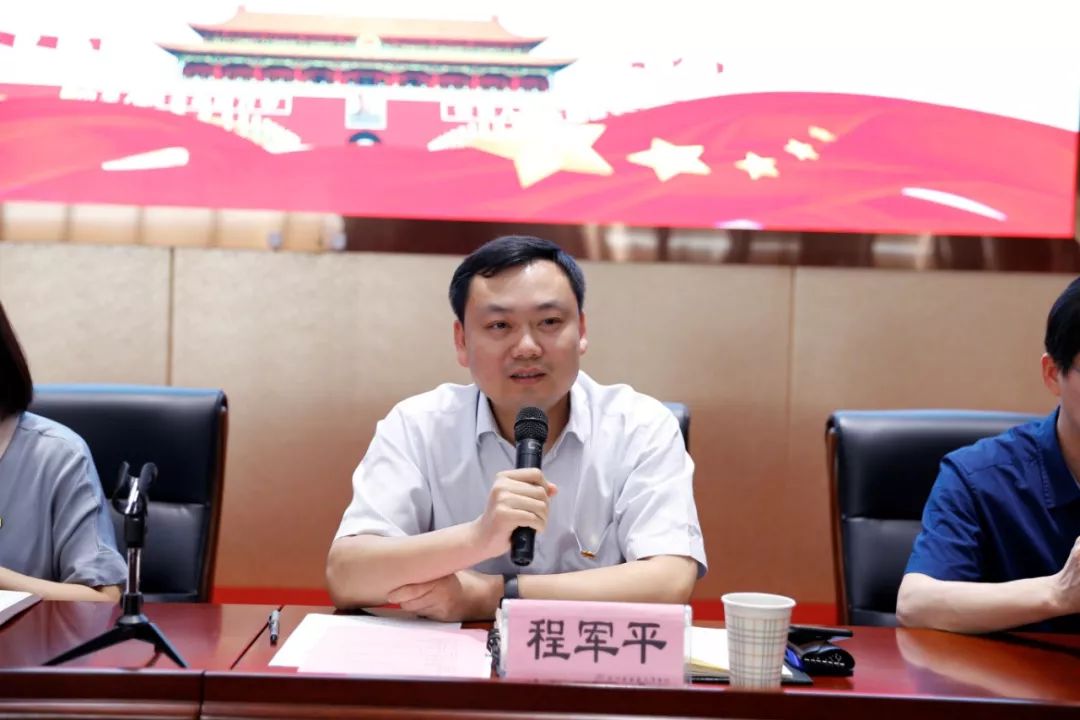 程院长勉励党员向身边榜样学习,脚踏实地,在工作岗位上建功立业.