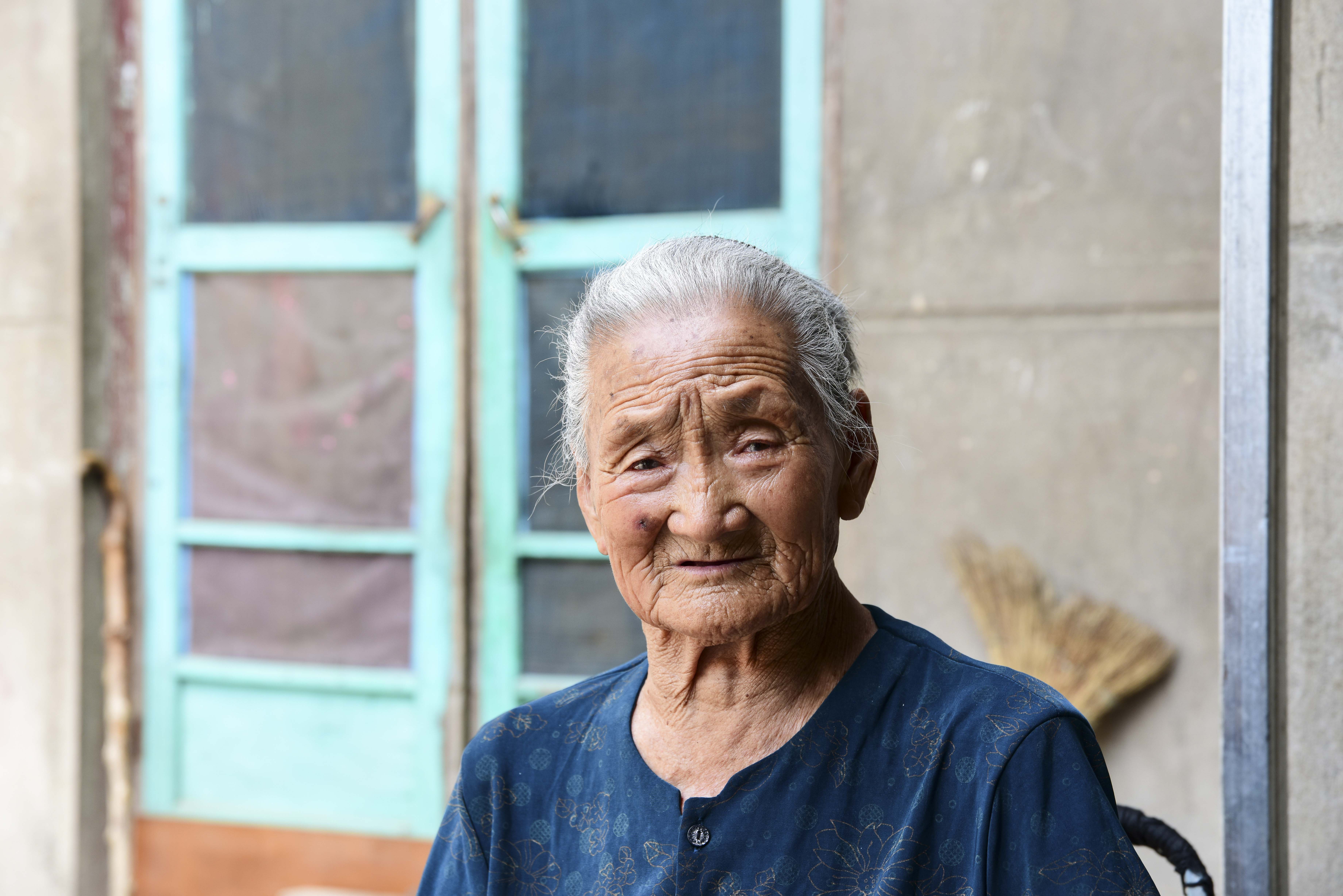 行走在徐州棠张镇田河村92岁老人第一次看到父亲申朝宗烈士照片